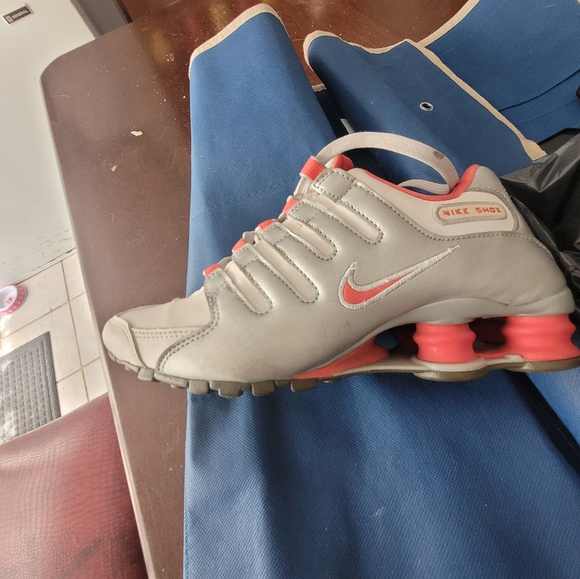 Woman shoxs - Picture 2 of 3